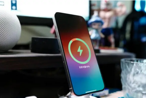 华蓥苹果15换屏服务分享用什么充电器给iPhone15充电更好 